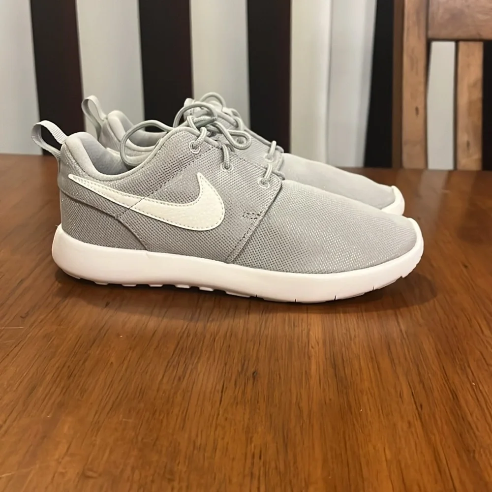 Nike Rosherun Roshe One Shoes Sneakers 749427 033 new Youth Boys Girls Size 2.5Y